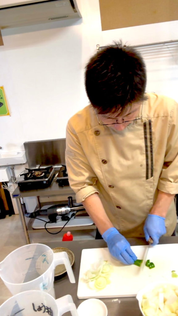 Fun Fun Kitchenで、生鮮野菜清水商店のプライベートブランドドレッシングのODM試作の様子①。清水さんが栽培する「驚きのハラペーニョ」を使用します。